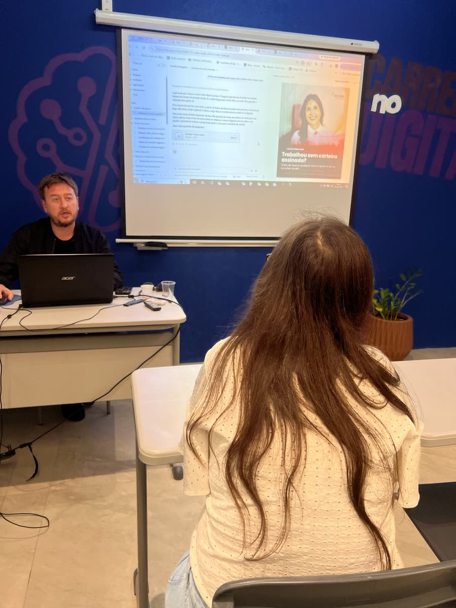Guto na implantação com uma aluna, com o anúncio dela no telão, na sede da escola